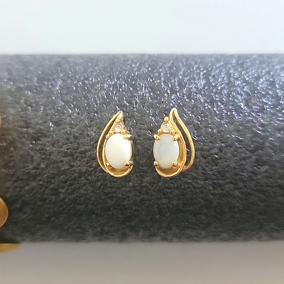 Bundle of 6 Goldtone Earrings - Picture 2 of 8